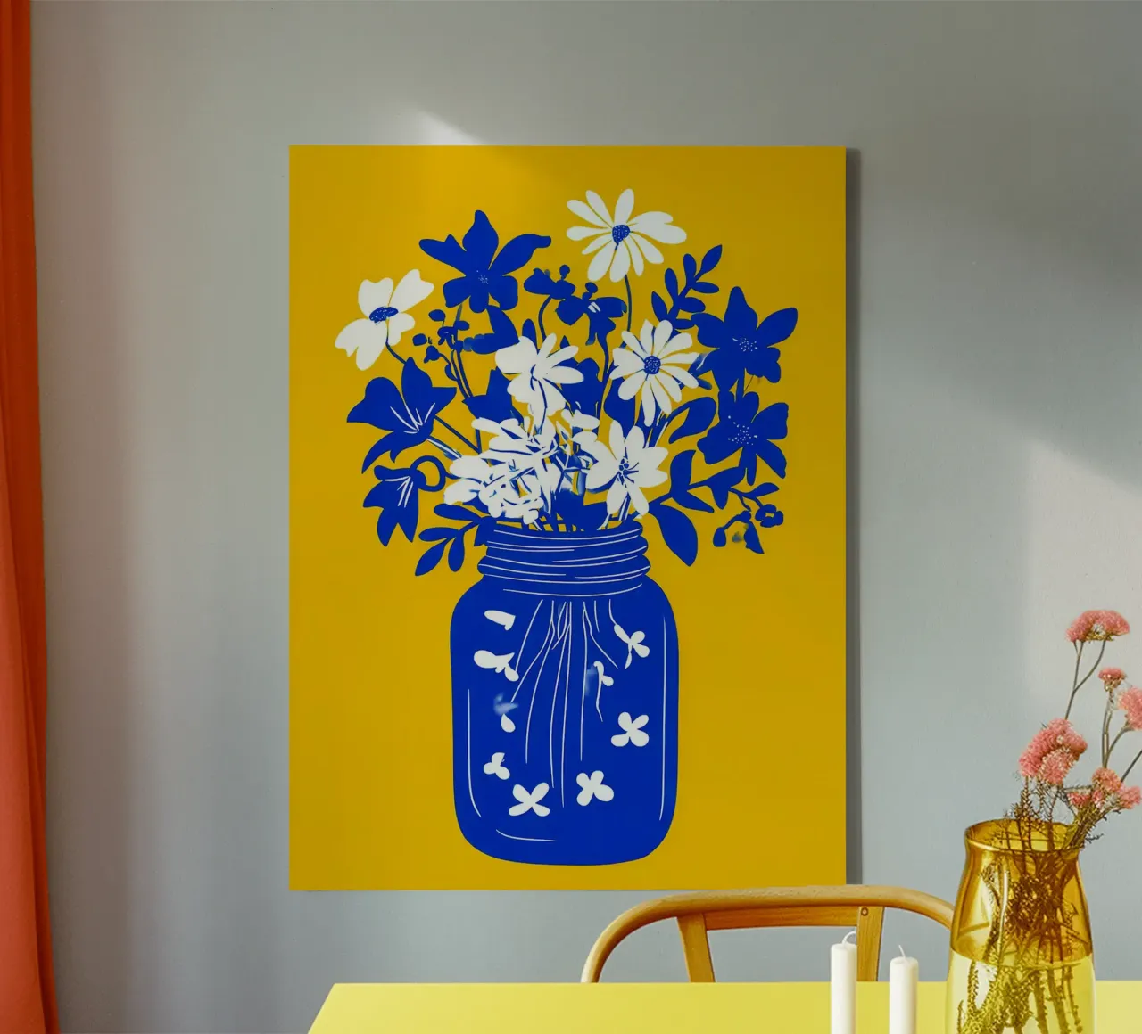 Vaso blu con fiori bianchi e blu tela con Cornice a cassetta da Maria Maier