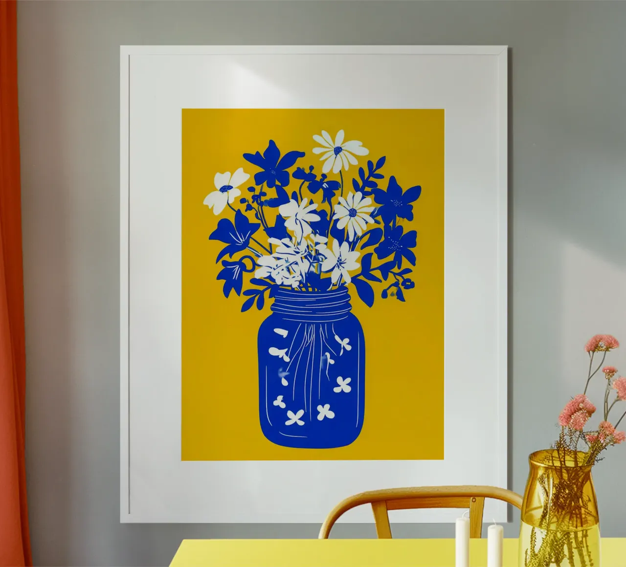 Vaso blu con fiori bianchi e blu poster con telaio in plastica da Maria Maier
