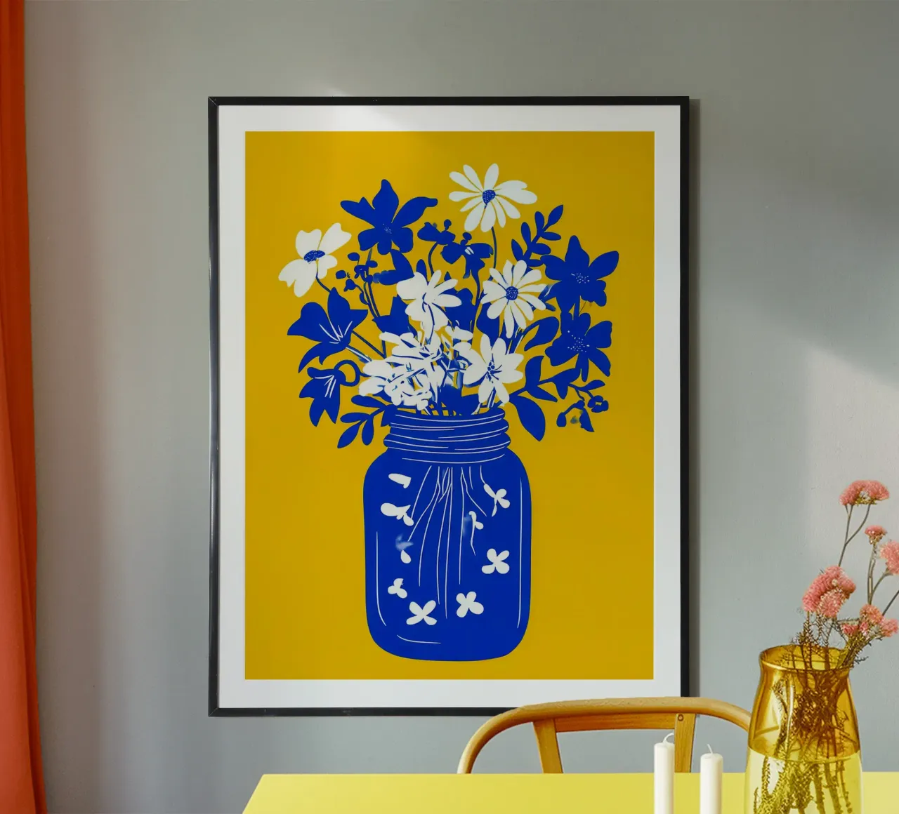 Vaso blu con fiori bianchi e blu poster con telaio in plastica da Maria Maier