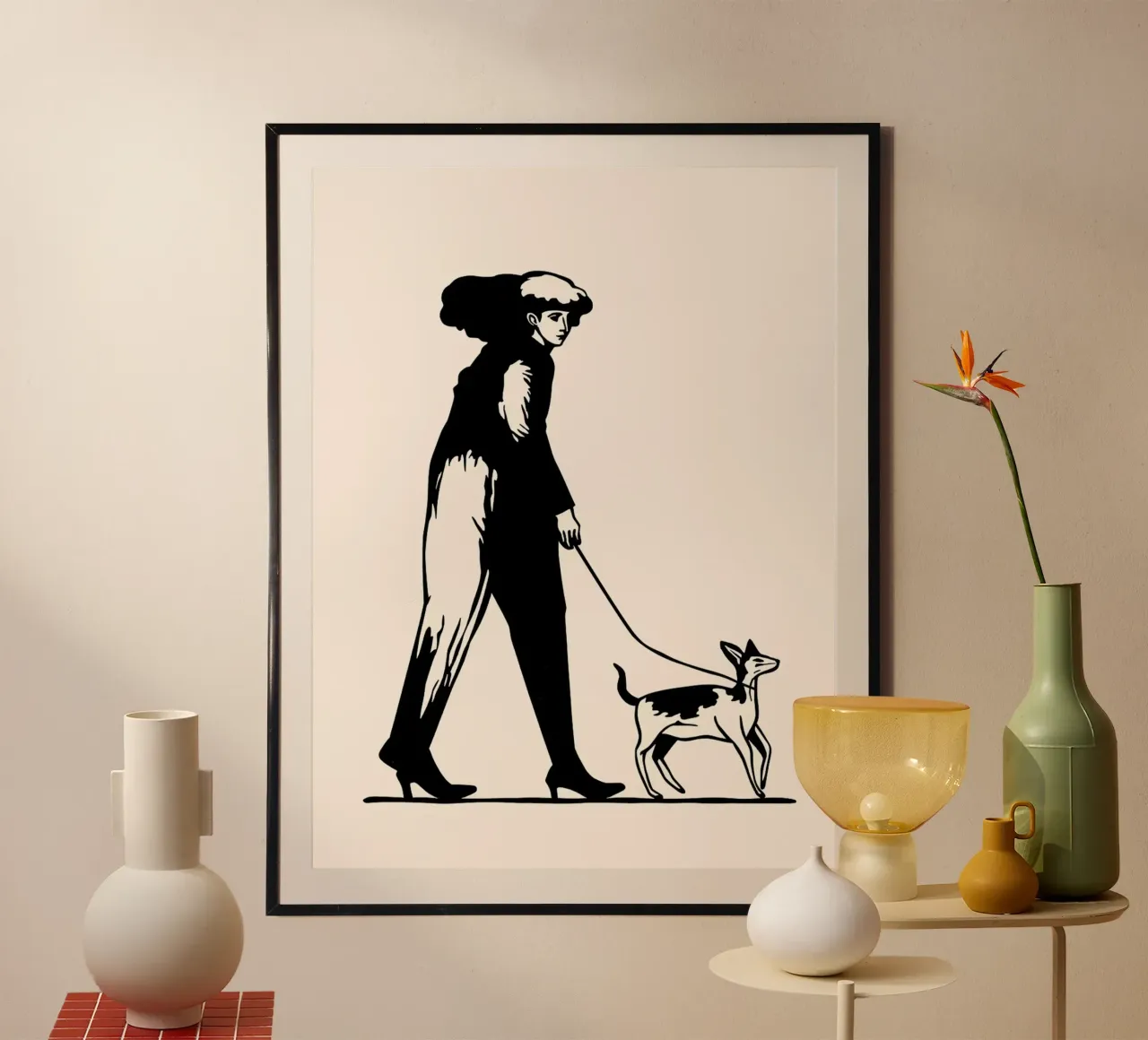 Donna che porta a spasso il cane, bianco e nero poster da Lisa Becker