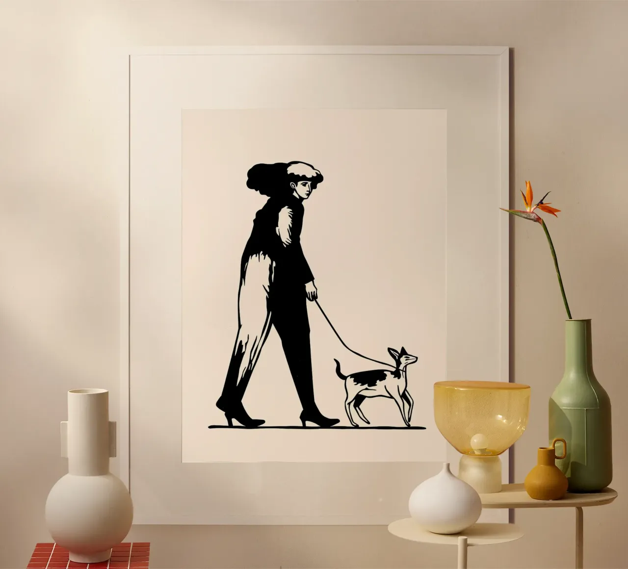 Donna che porta a spasso il cane, bianco e nero poster da Lisa Becker