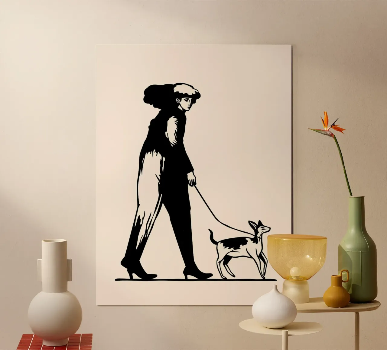 Donna che porta a spasso il cane, bianco e nero poster da Lisa Becker