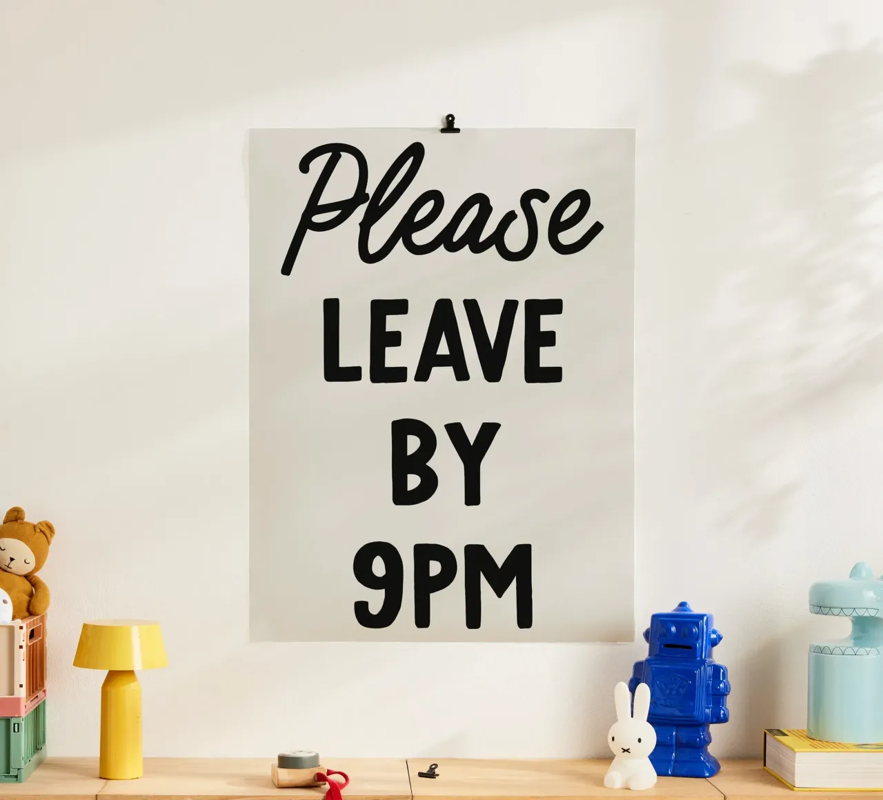 Bitte verlassen Sie das Gebäude bis 21 Uhr. Poster von Lisa Becker