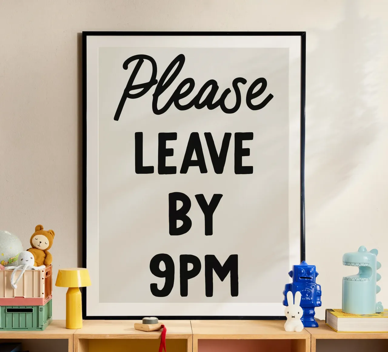 Bitte verlassen Sie das Gebäude bis 21 Uhr. Poster von Lisa Becker