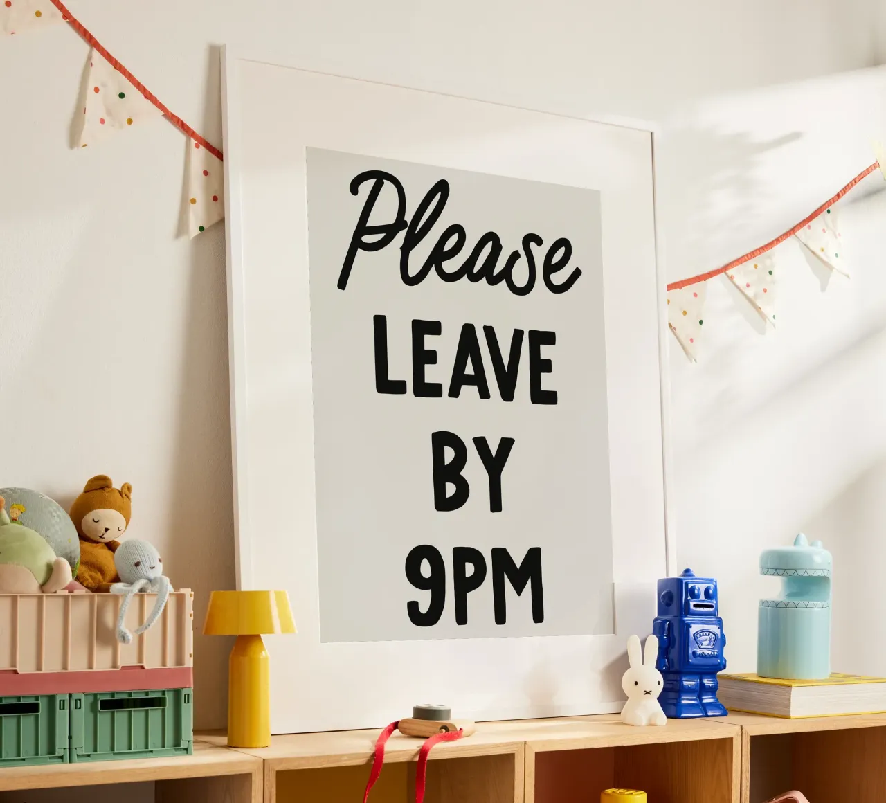 Bitte verlassen Sie das Gebäude bis 21 Uhr. Poster von Lisa Becker