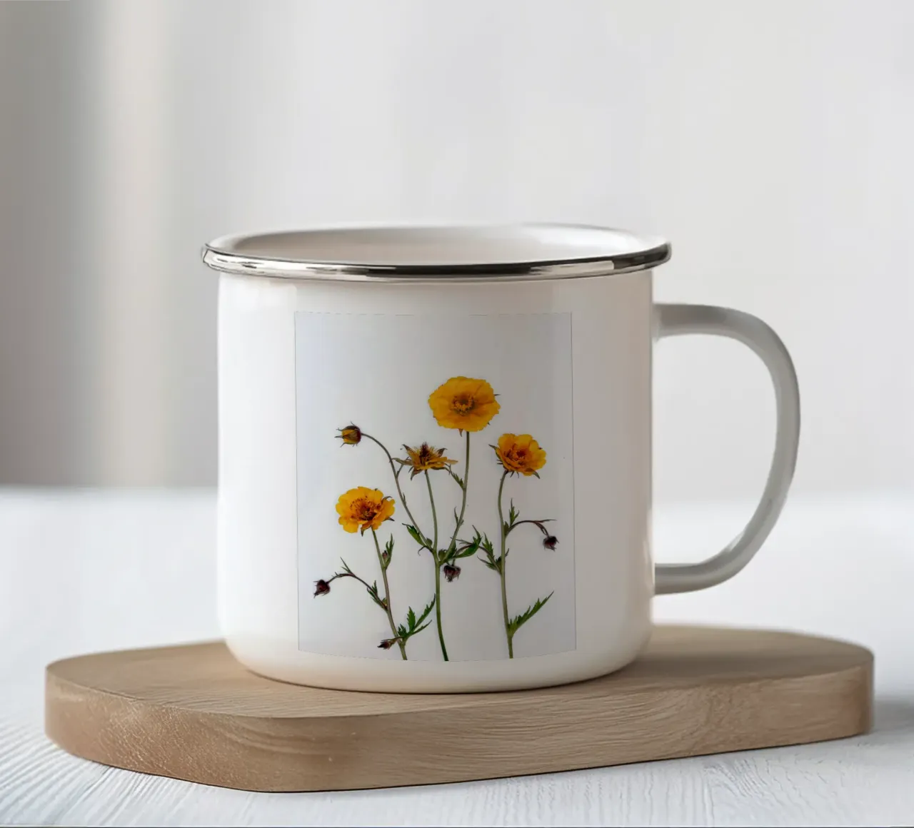 Fiori di campo gialli su bianco tazza in smalto da Sabine Klein