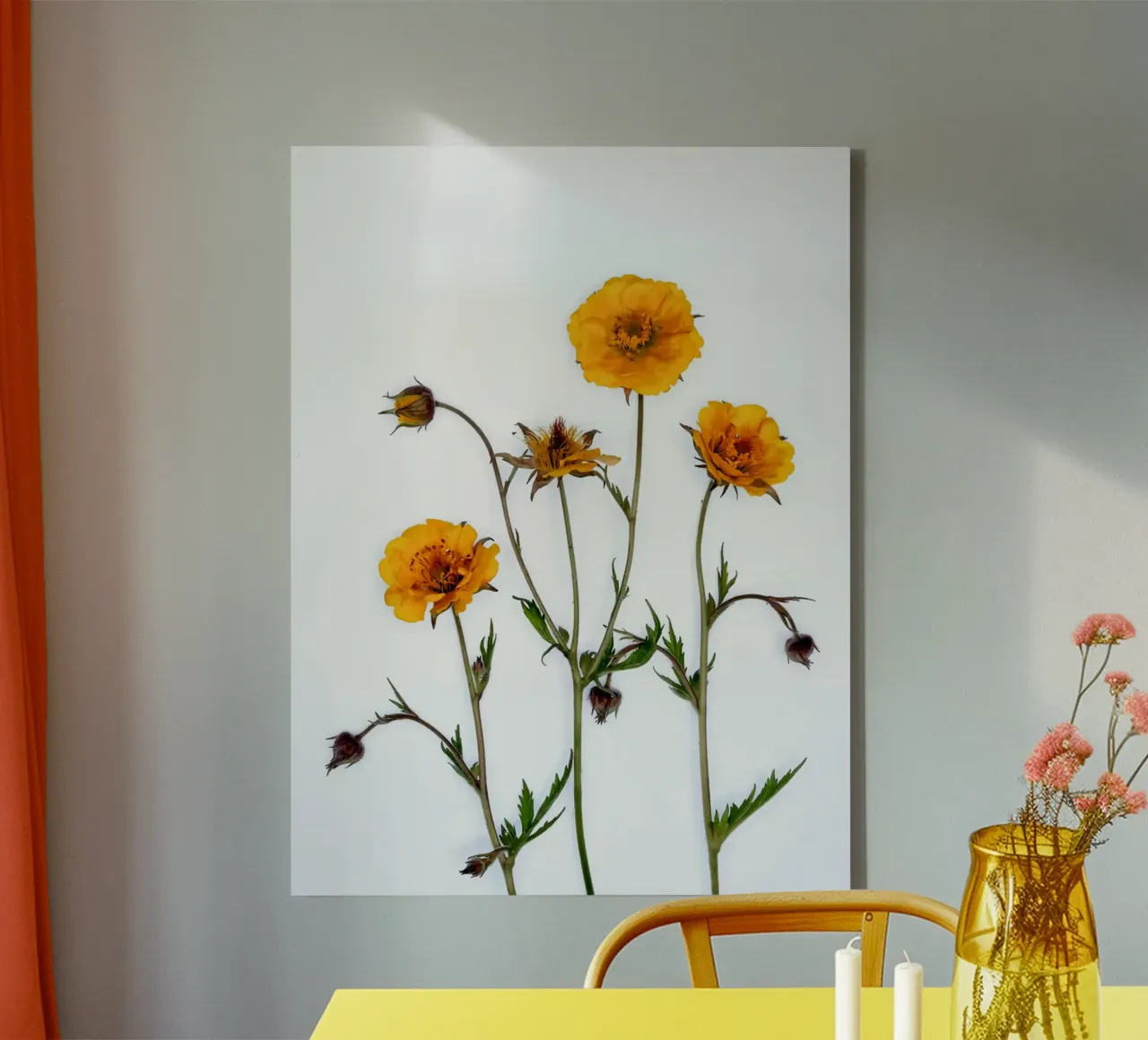 Fiori di campo gialli su bianco tela con Cornice a cassetta da Sabine Klein