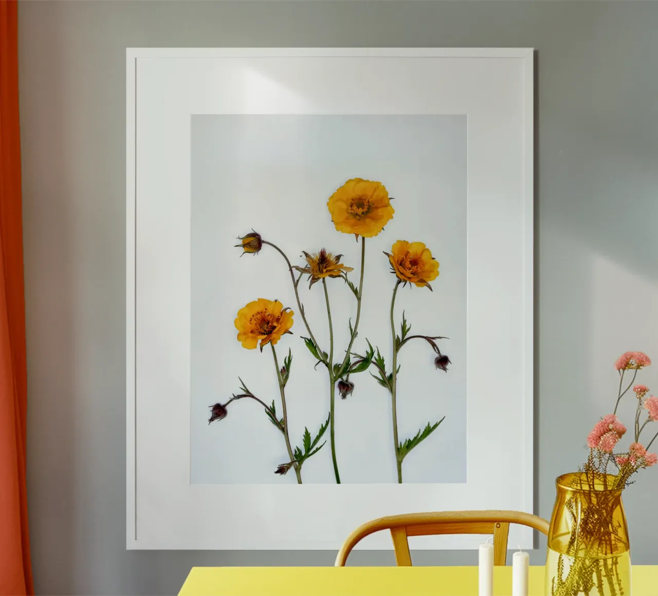 Fiori di campo gialli su bianco poster con telaio in alluminio da Sabine Klein