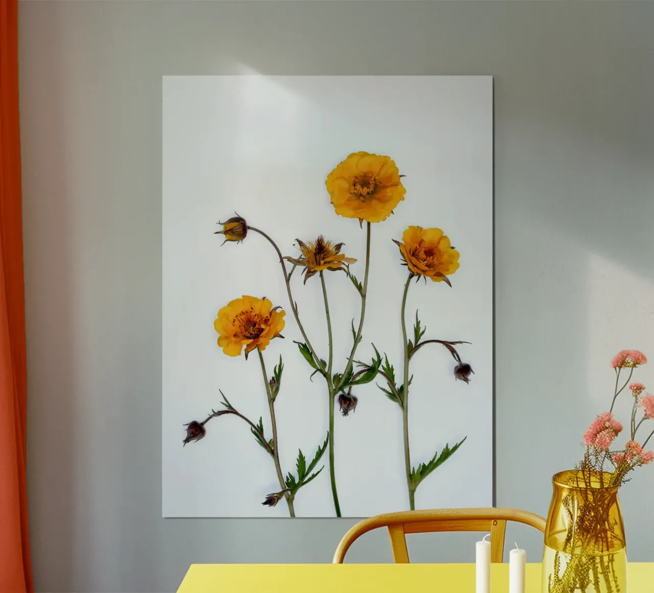 Fiori di campo gialli su bianco poster con telaio in alluminio da Sabine Klein