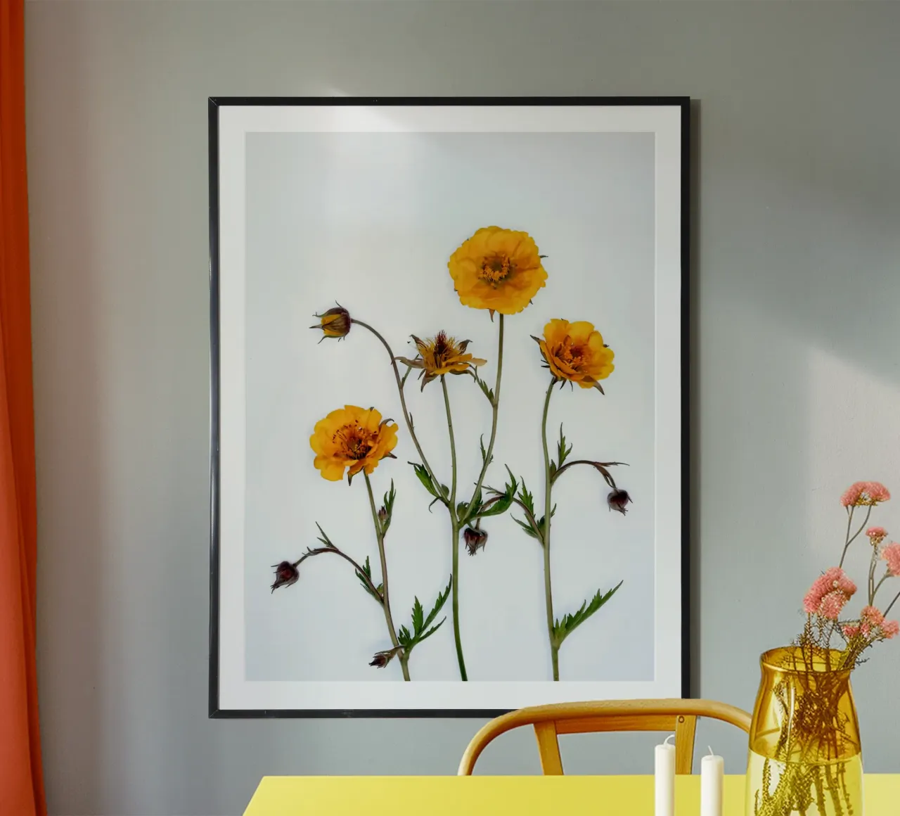 Fiori di campo gialli su bianco poster con telaio in alluminio da Sabine Klein