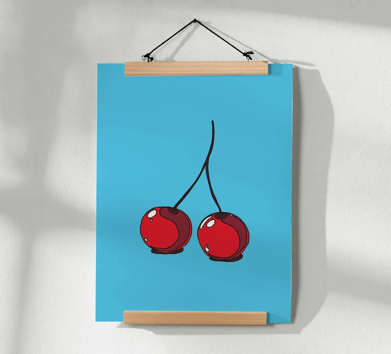 Due ciliegie su blu poster con telaio in legno da Hannah Meyer
