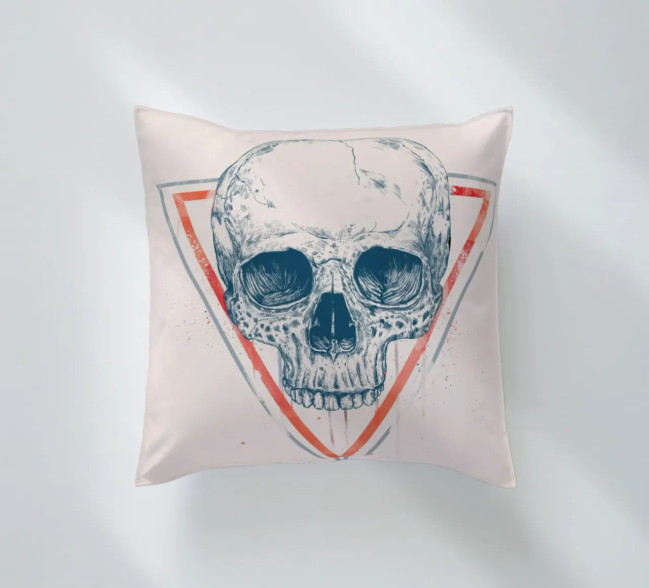 Skull in triangles cuscino da Balazs Solti