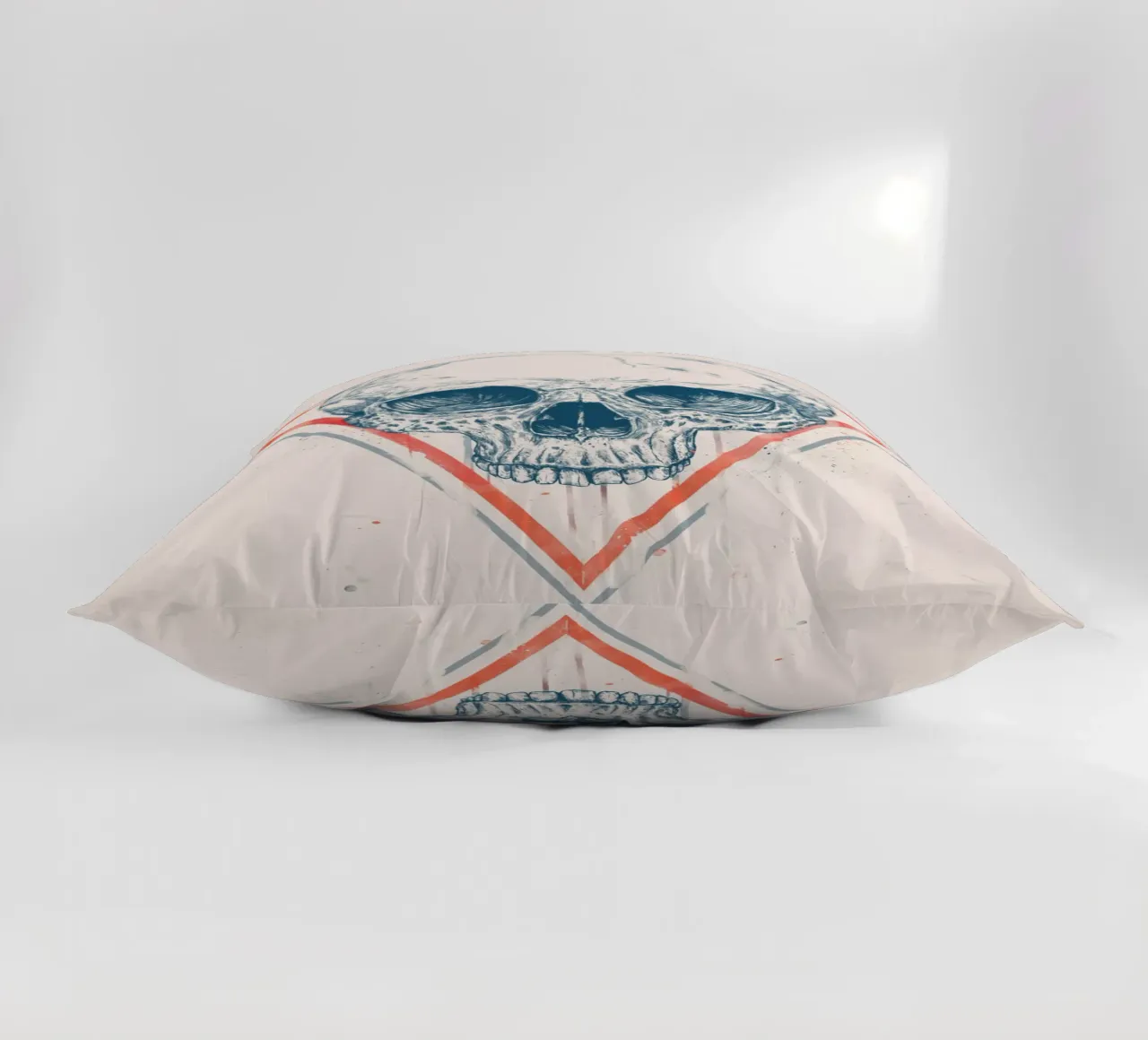 Skull in triangles cuscino da Balazs Solti