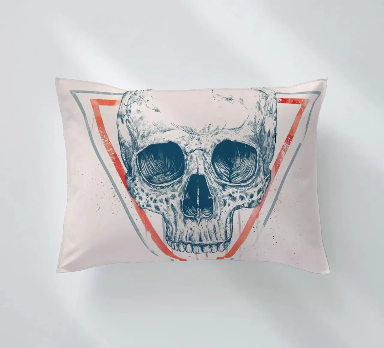 Skull in triangles cuscino da Balazs Solti