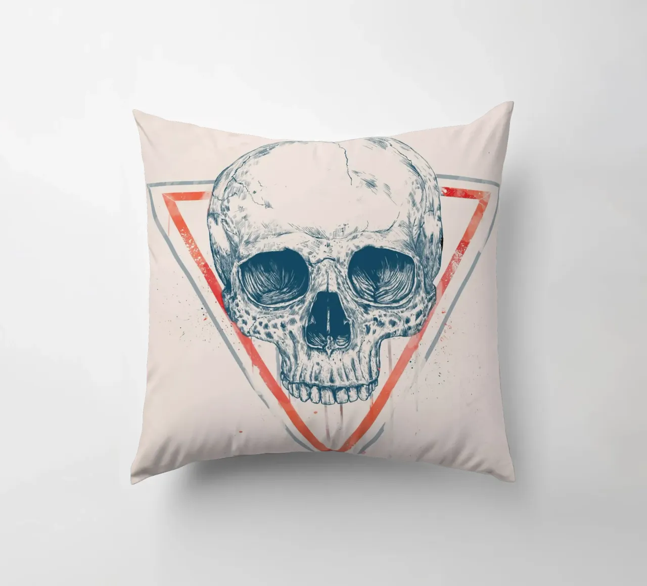 Skull in triangles kussen van Balazs Solti