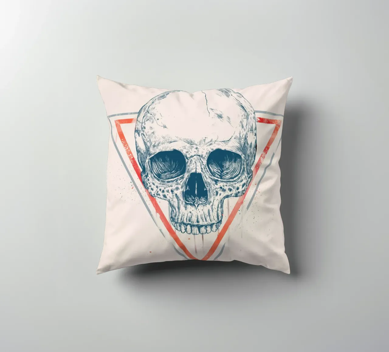Skull in triangles kussen van Balazs Solti