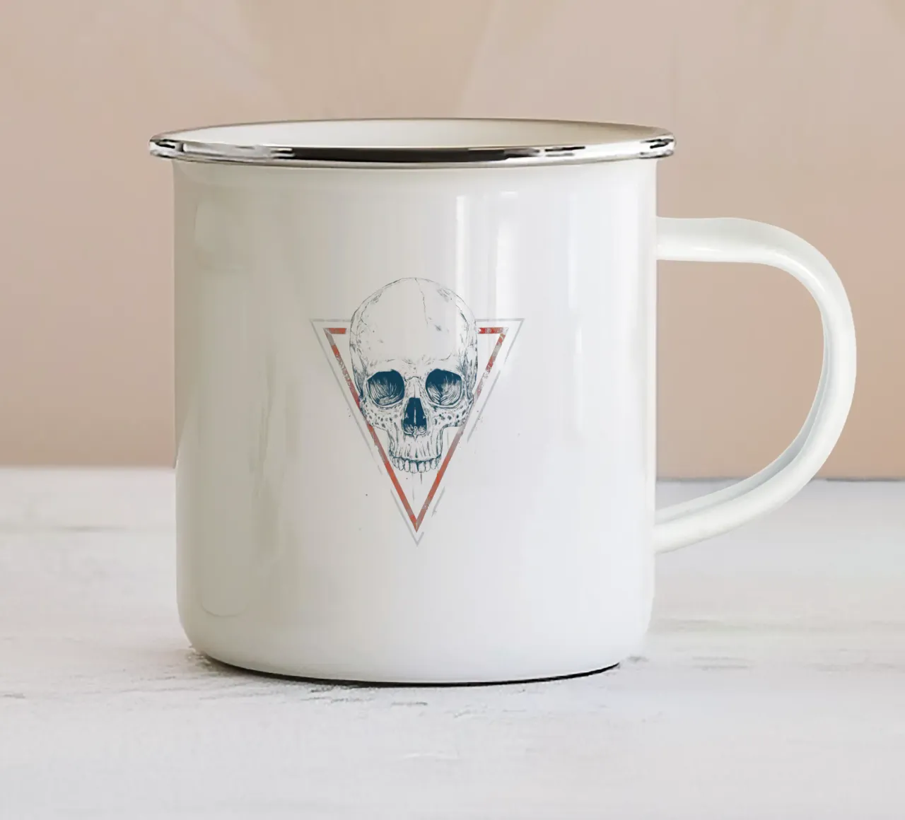 Skull in triangles mug en émail de Balazs Solti
