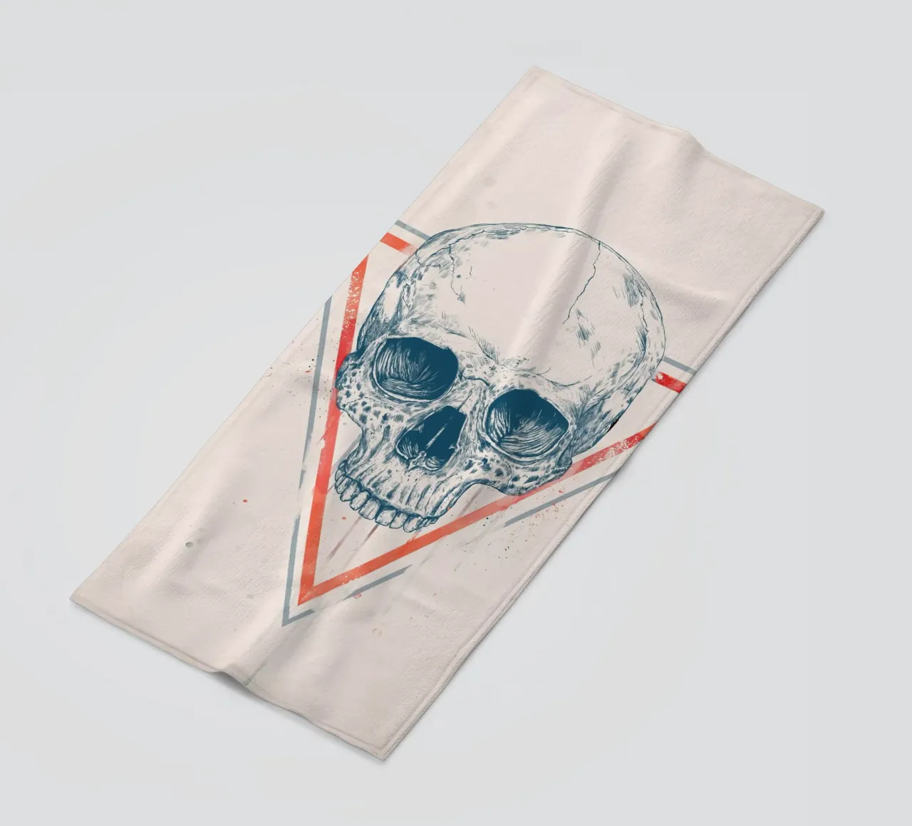 Skull in triangles Strandtuch von Balazs Solti