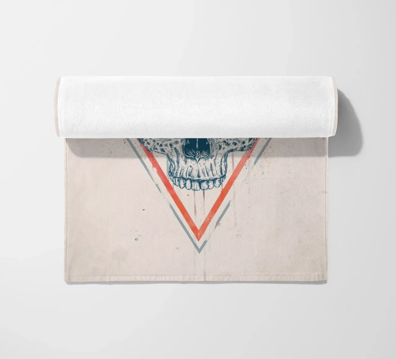 Skull in triangles Strandtuch von Balazs Solti