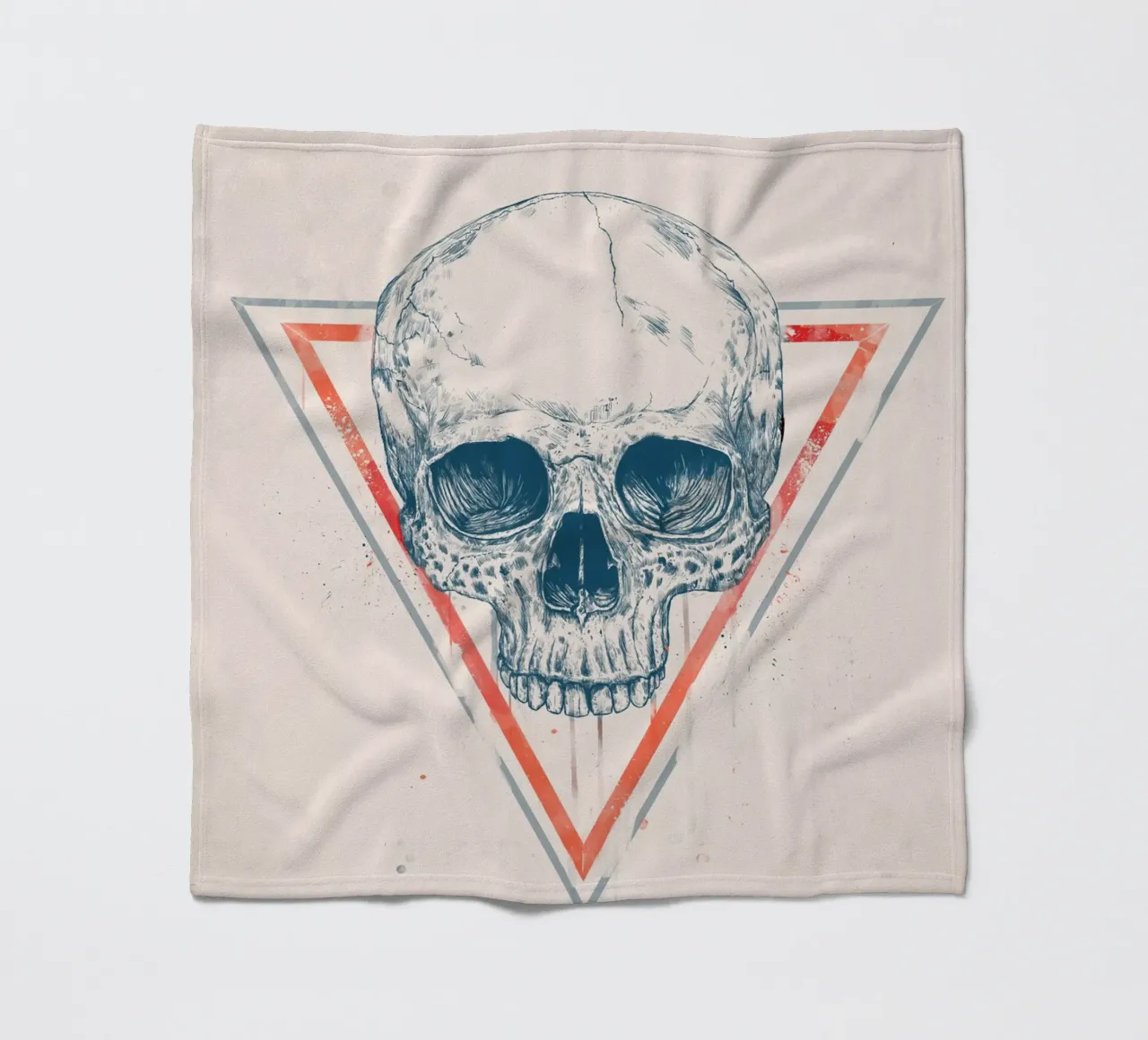 Skull in triangles coperta in pile da Balazs Solti