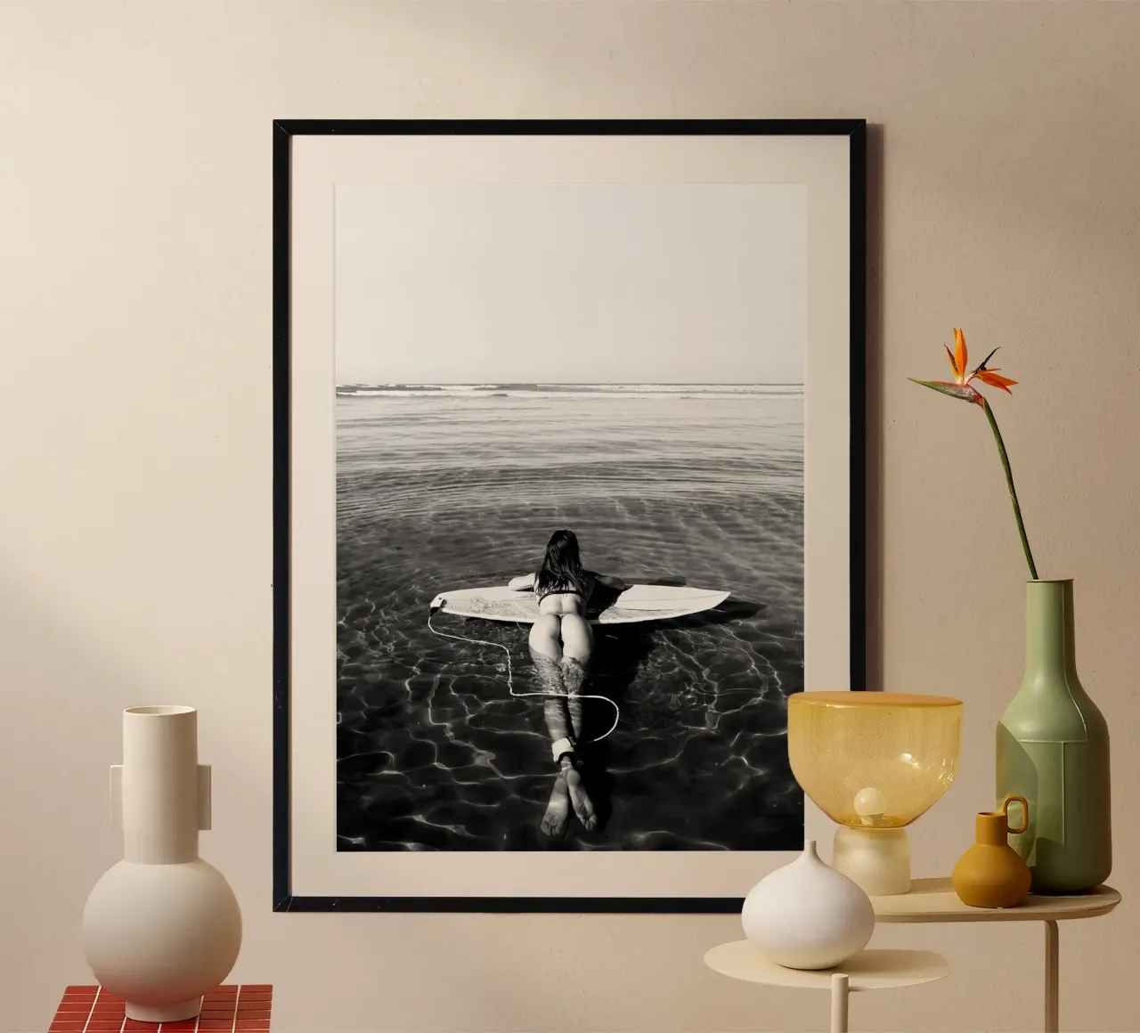 Galleggiare su una tavola da surf poster da vintgeseyn