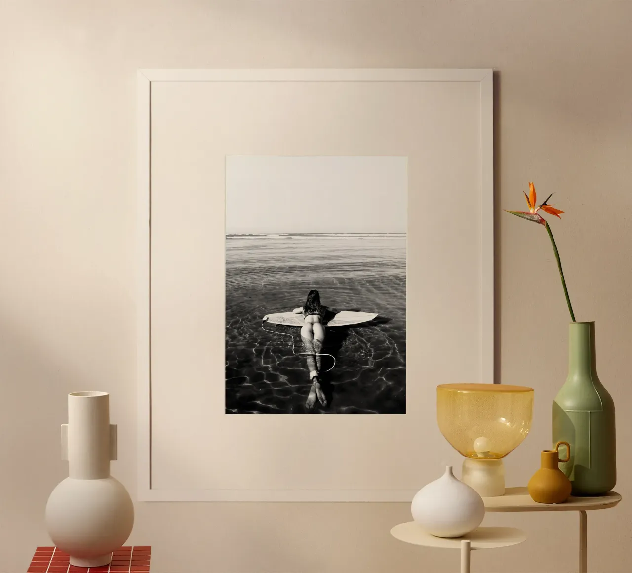 Galleggiare su una tavola da surf poster da vintgeseyn