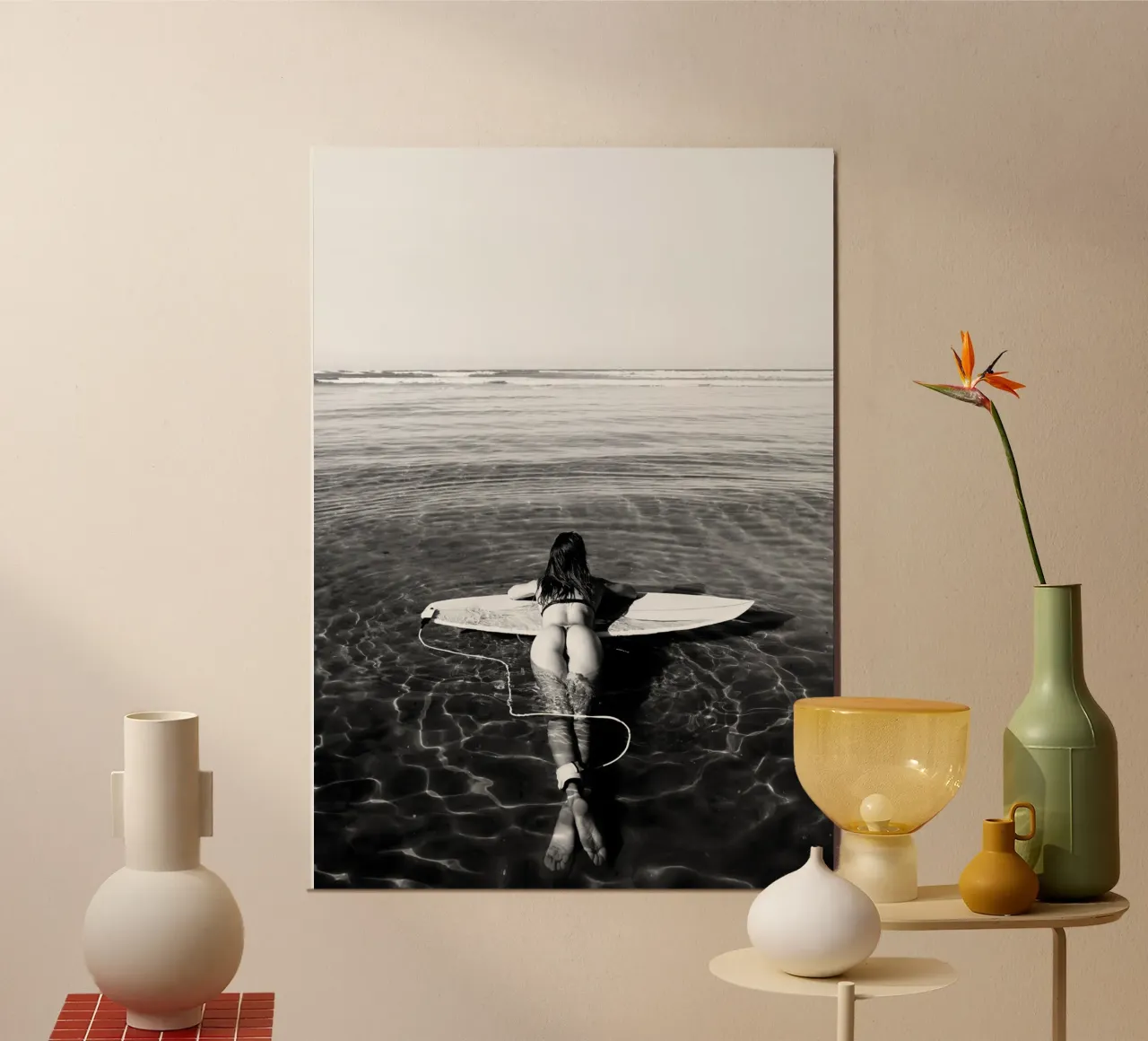 Galleggiare su una tavola da surf poster da vintgeseyn