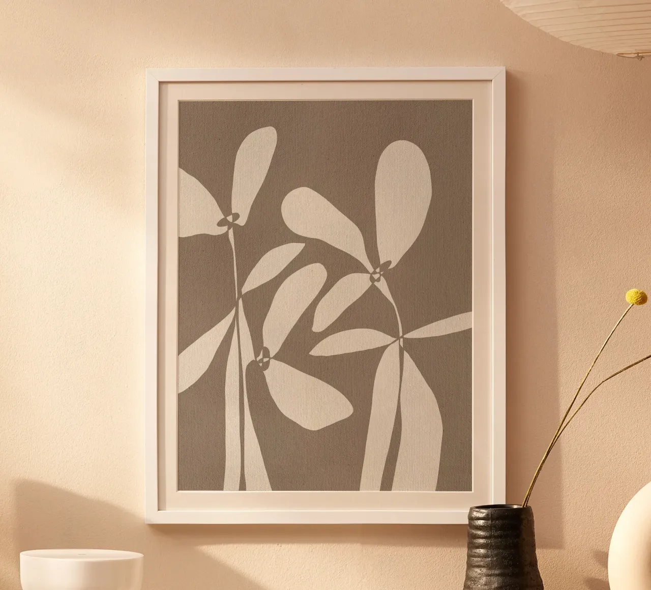 Petali muti IV di Shatha Dafai poster con telaio in legno da Linda Richardson