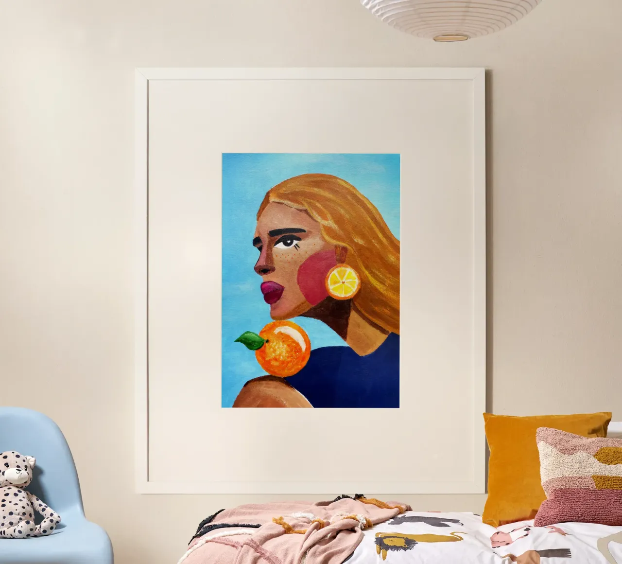 Donna con arancia poster con telaio in plastica da Raissa Oltmanns