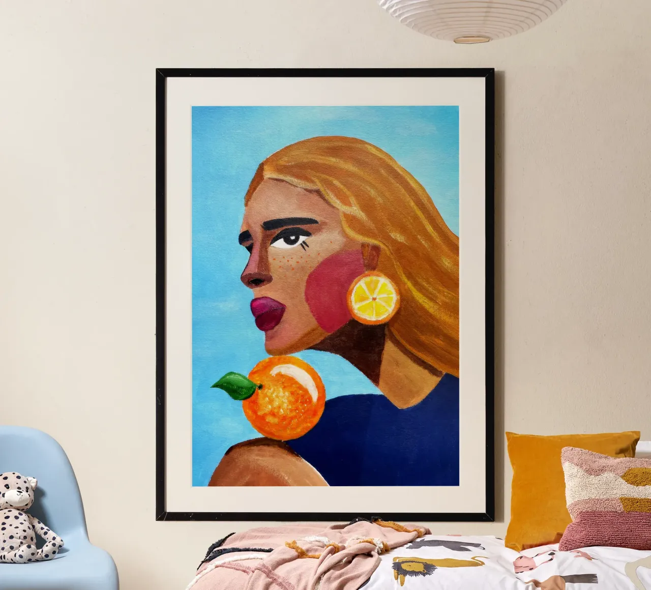 Donna con arancia poster con telaio in plastica da Raissa Oltmanns