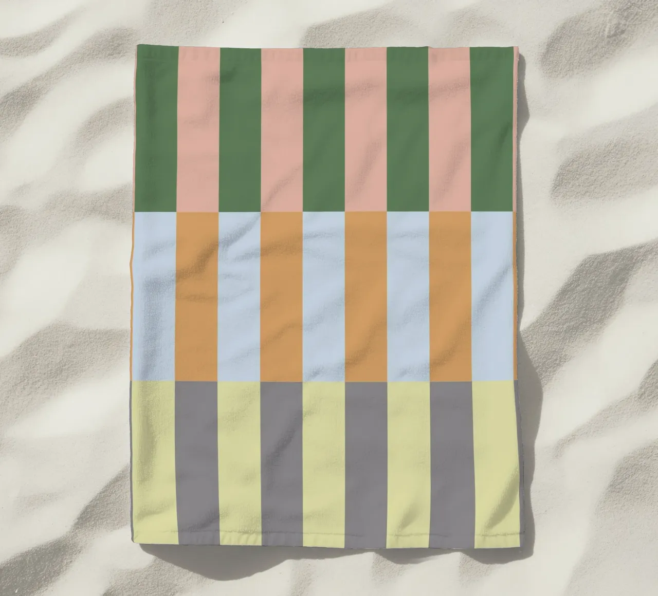 Multi Colored Stripes Pattern telo mare da Paigaam Studio