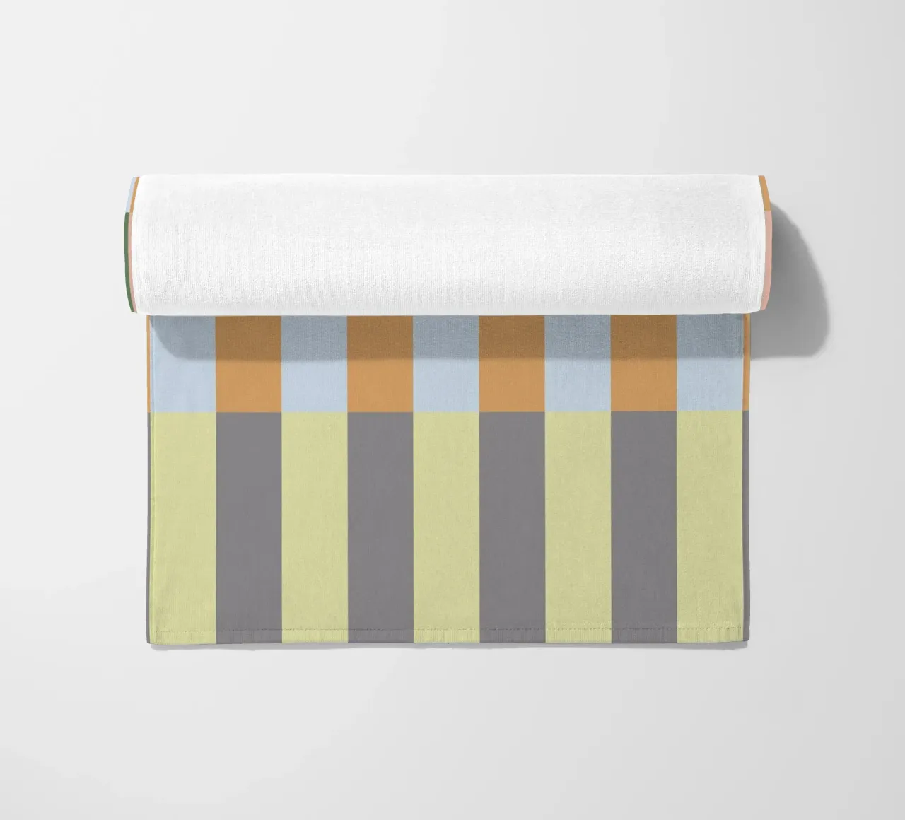 Multi Colored Stripes Pattern telo mare da Paigaam Studio