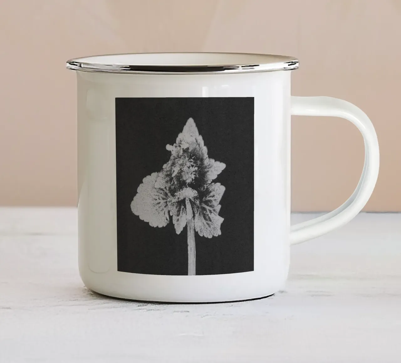 Impressioni botaniche | Lamium purpureum v5 tazza in smalto da Ivona Maris