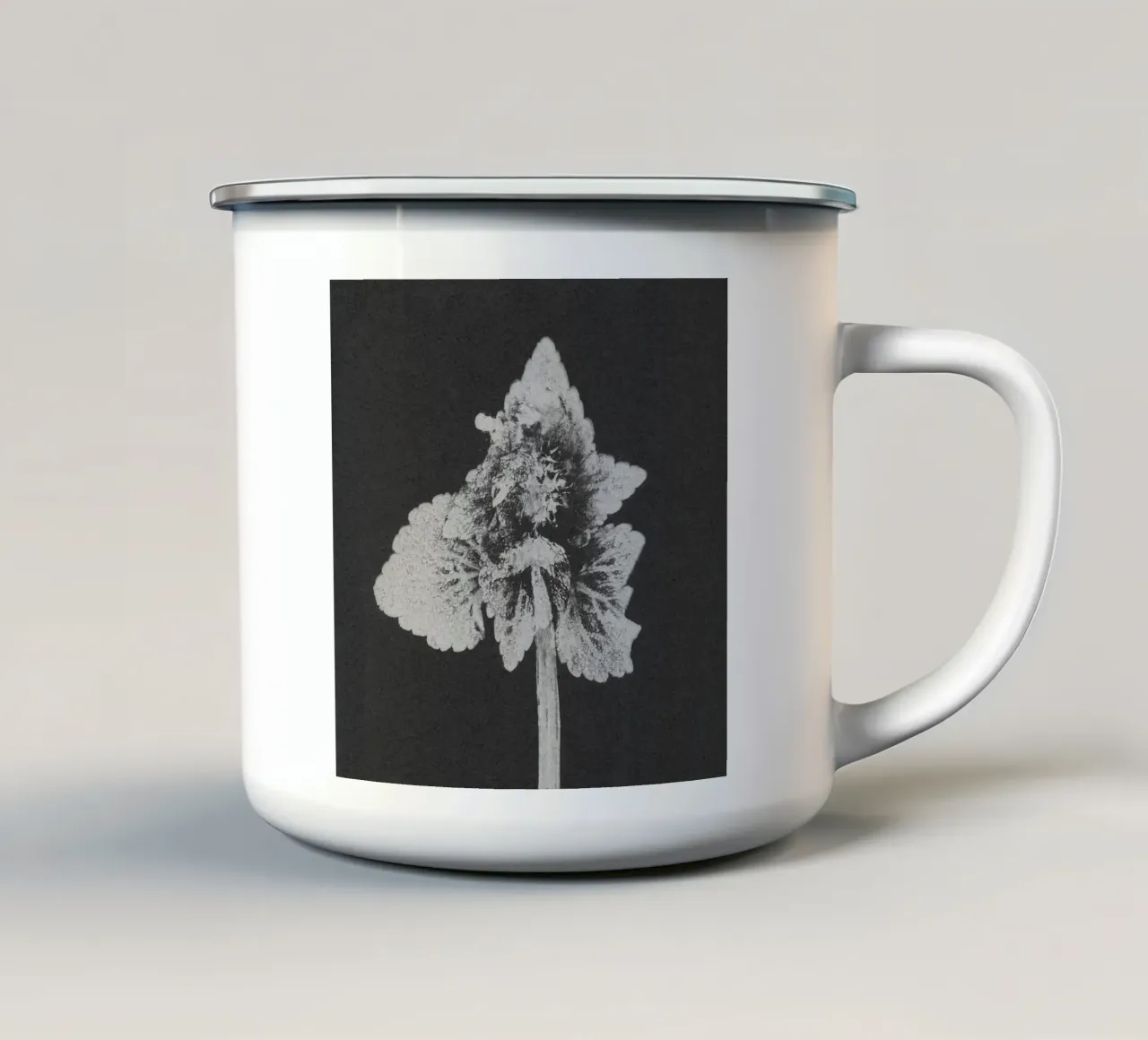 Impressioni botaniche | Lamium purpureum v5 tazza in smalto da Ivona Maris