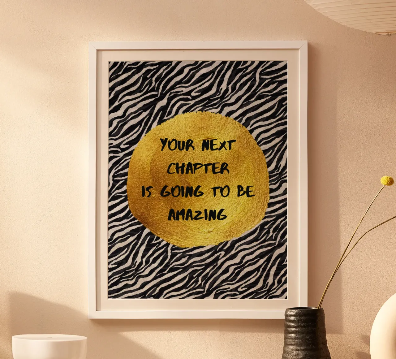 Your next chapter is going to be amazing poster con telaio in legno da PinkCandyWalls