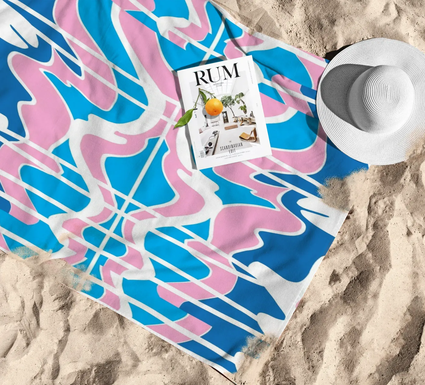 Bizarre Pattern 07 strandhanddoek van Little Dean