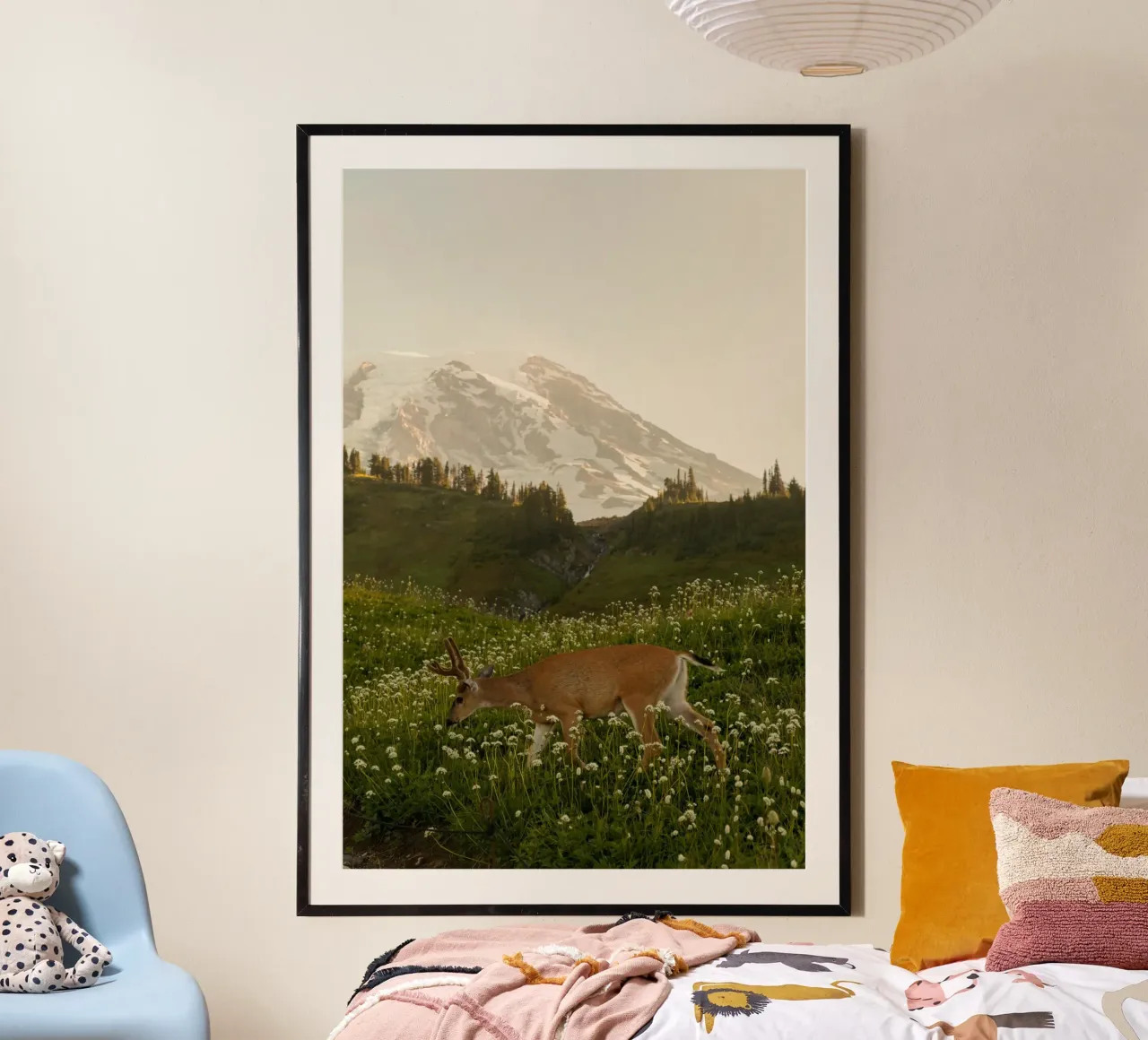 fiori sotto la montagna innevata poster con telaio in plastica da Earthly Visions