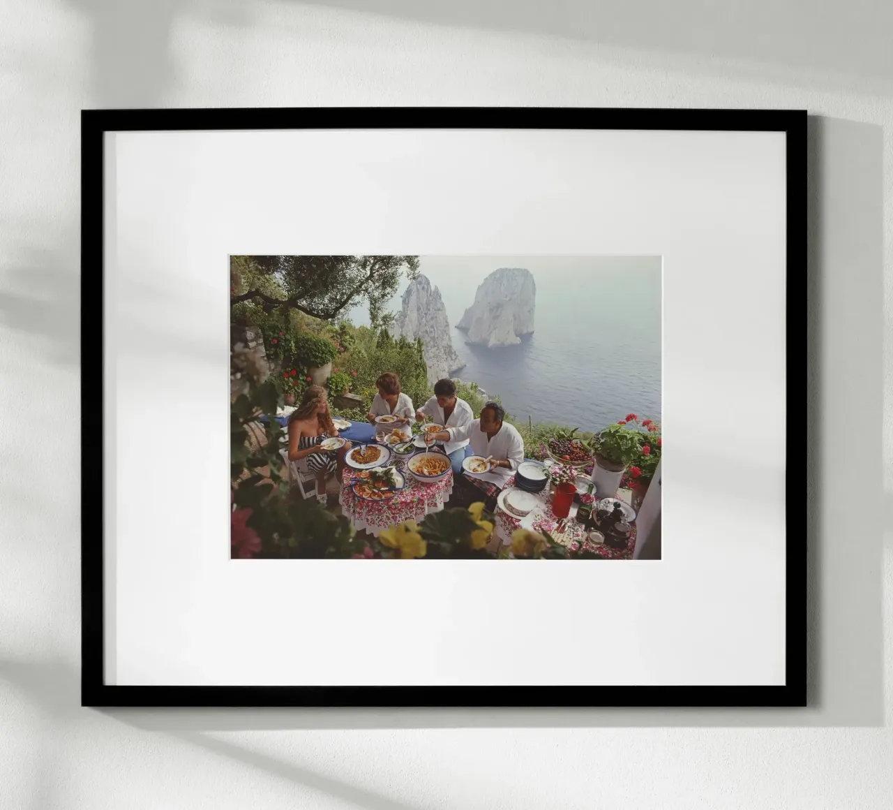 Cenare all'aperto a Capri poster con telaio in legno da kanel shop