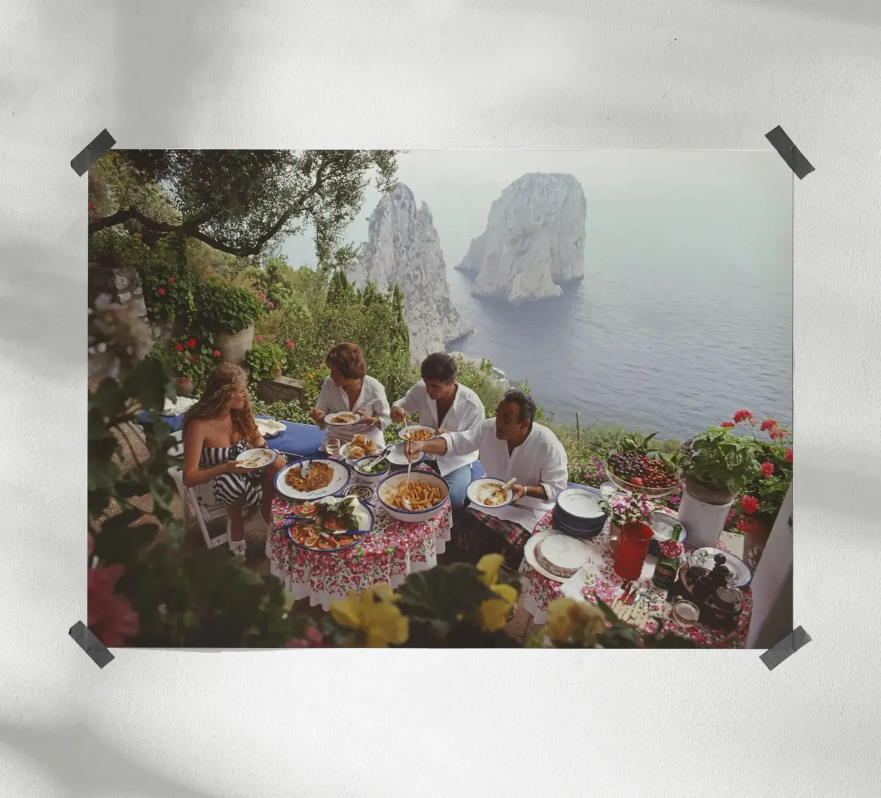 Cenare all'aperto a Capri poster con telaio in legno da kanel shop