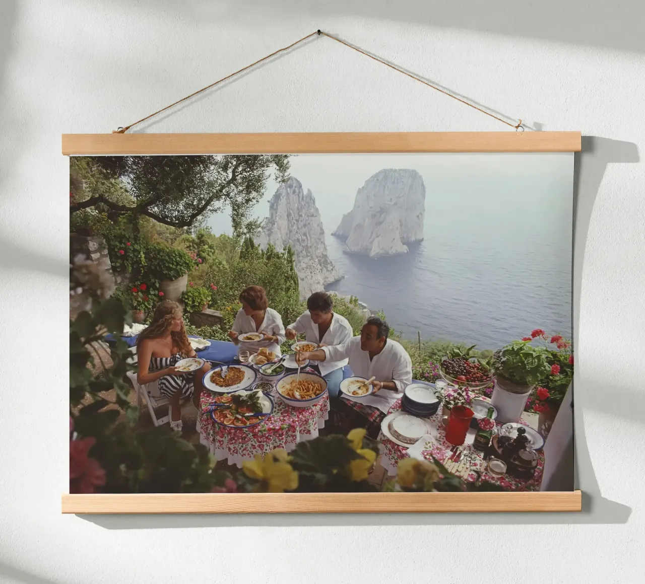 Cenare all'aperto a Capri poster con telaio in legno da kanel shop