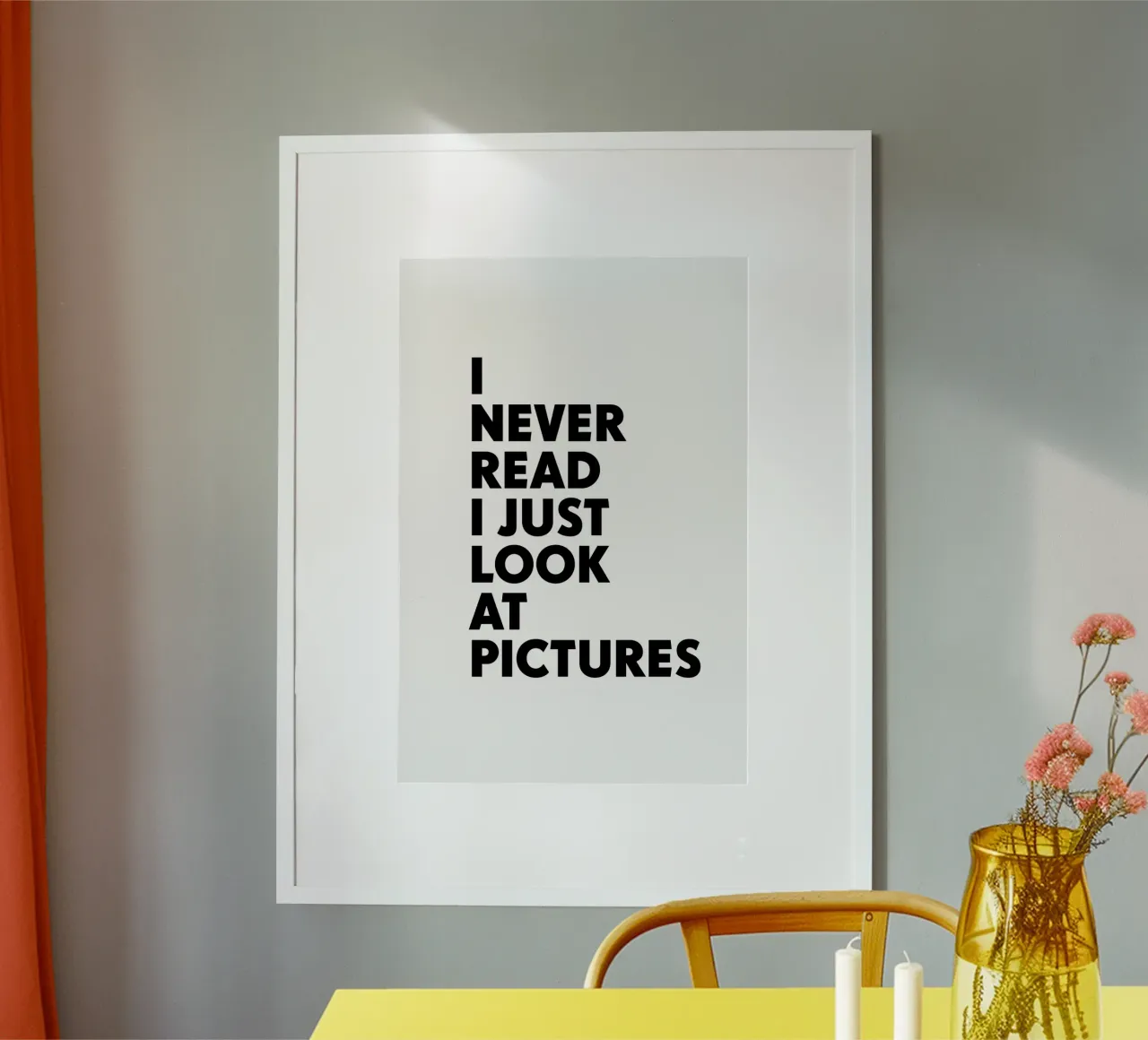 I never read – I just look at pictures Poster mit Holzrahmen von The True Type