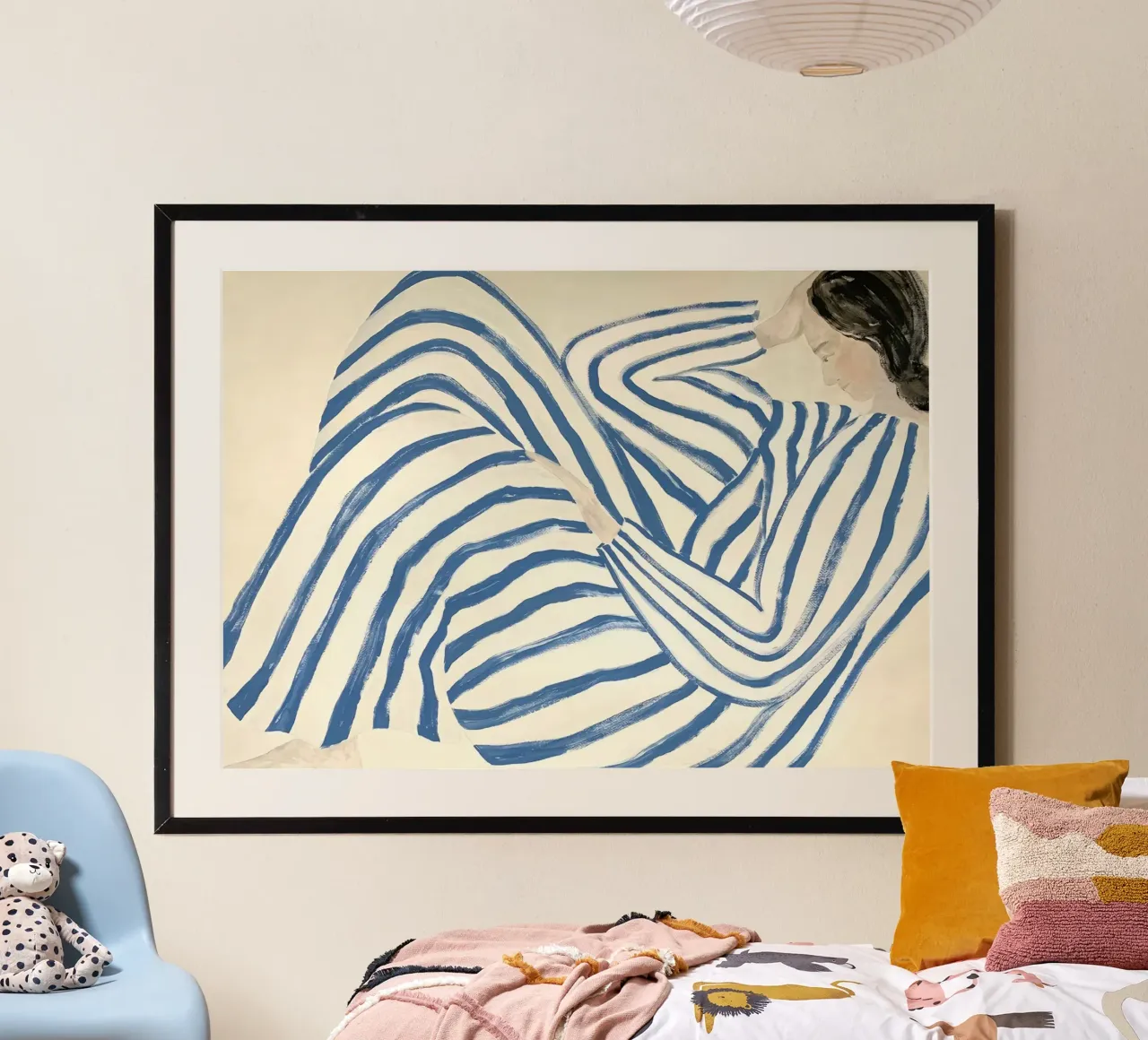 Annoiato appoggiato al blu poster con telaio in legno da Serrano Shop