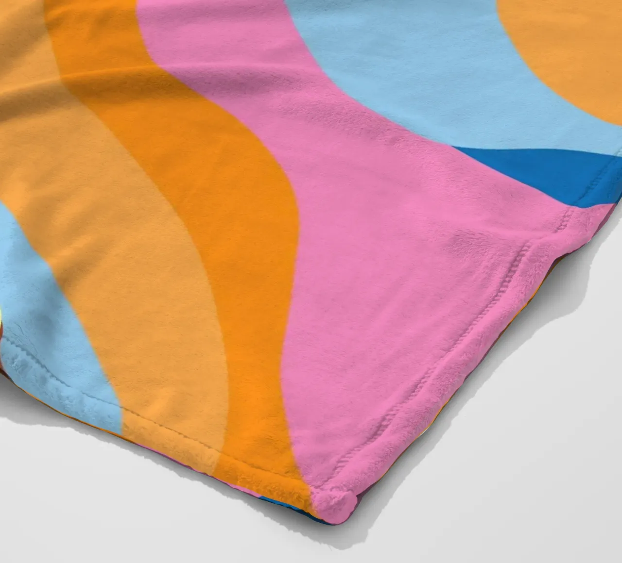 Arcobaleno in fusione coperta in pile da Little Dean