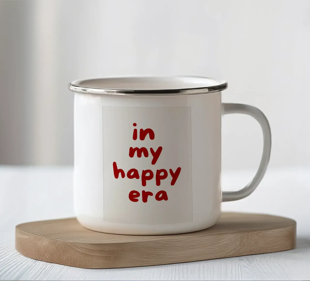 Citazione "In My Happy Era" in grassetto tipografico rosso tazza in smalto da The Art Club
