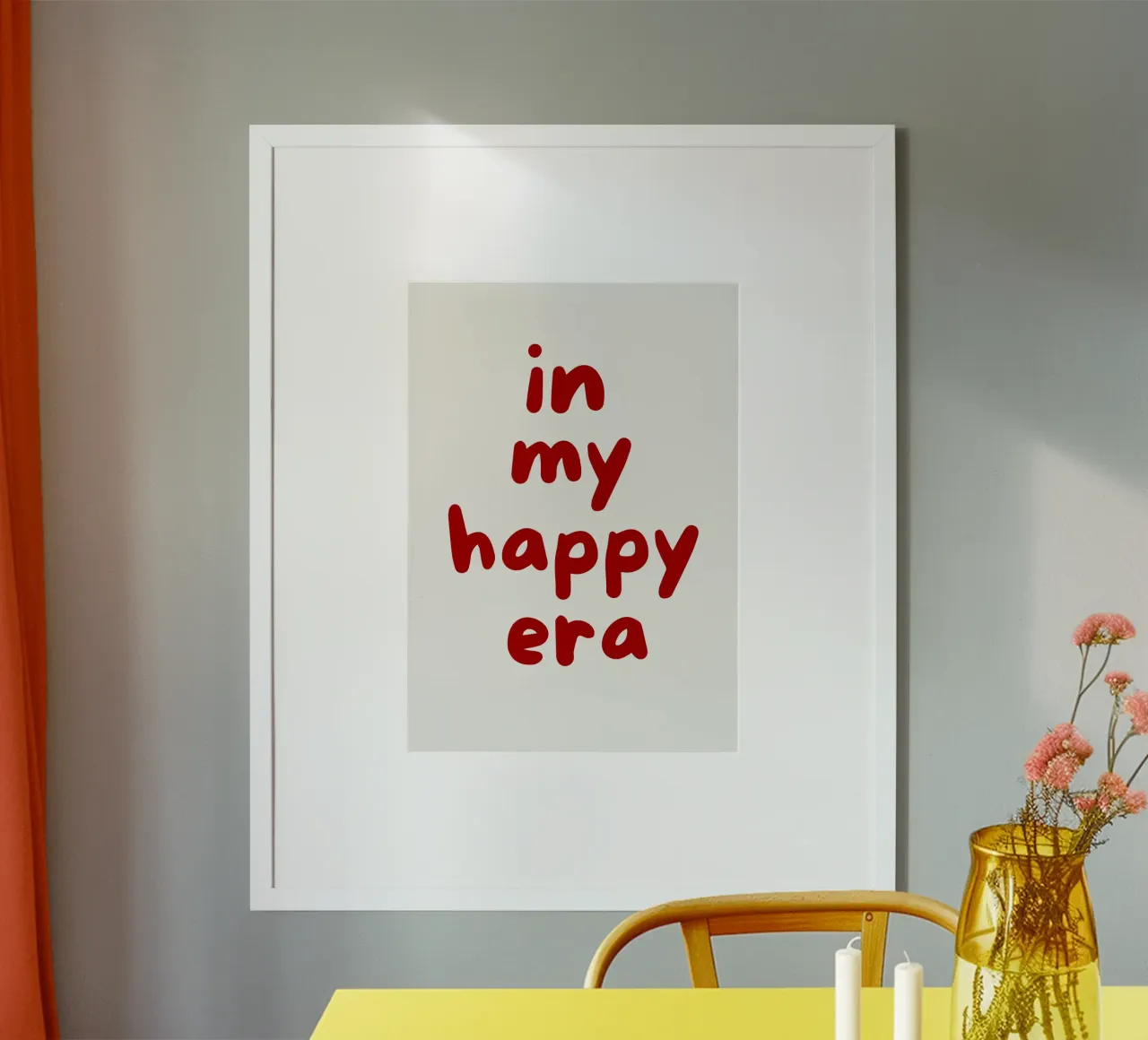 In My Happy Era Zitat in fetter roter Typografie Poster mit Holzrahmen von The Art Club