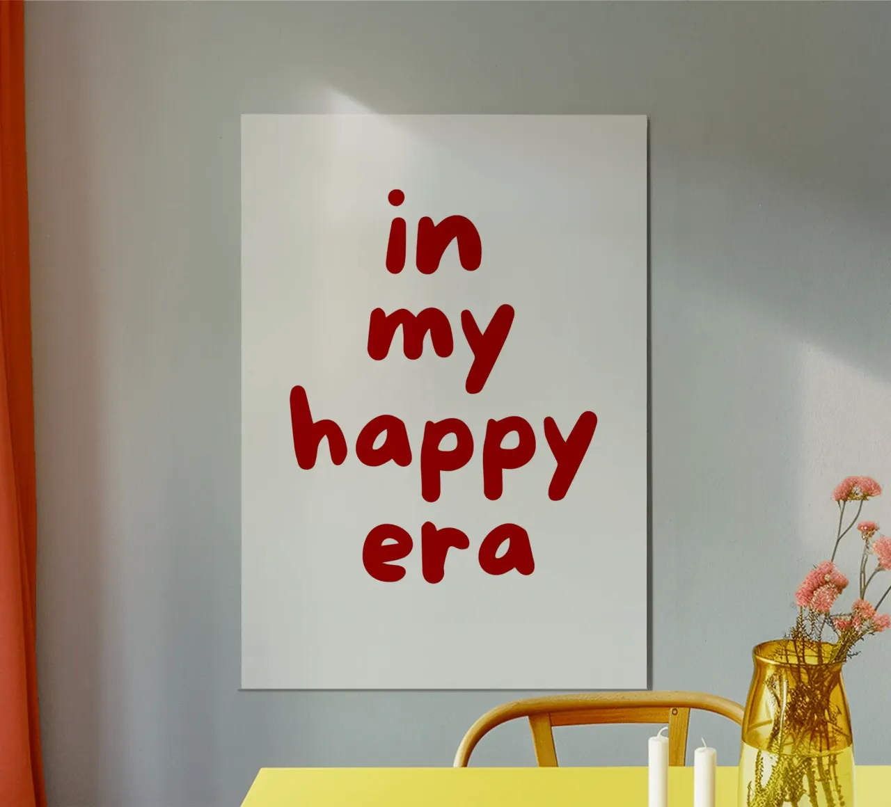 In My Happy Era Zitat in fetter roter Typografie Poster mit Holzrahmen von The Art Club