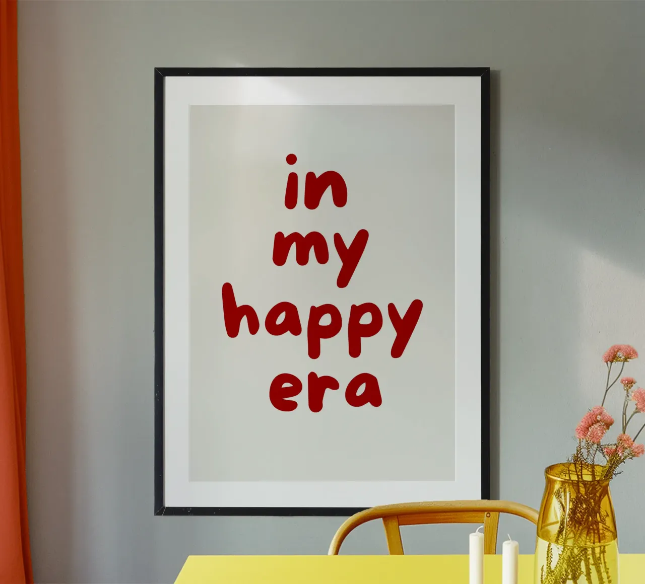 In My Happy Era Zitat in fetter roter Typografie Poster mit Holzrahmen von The Art Club