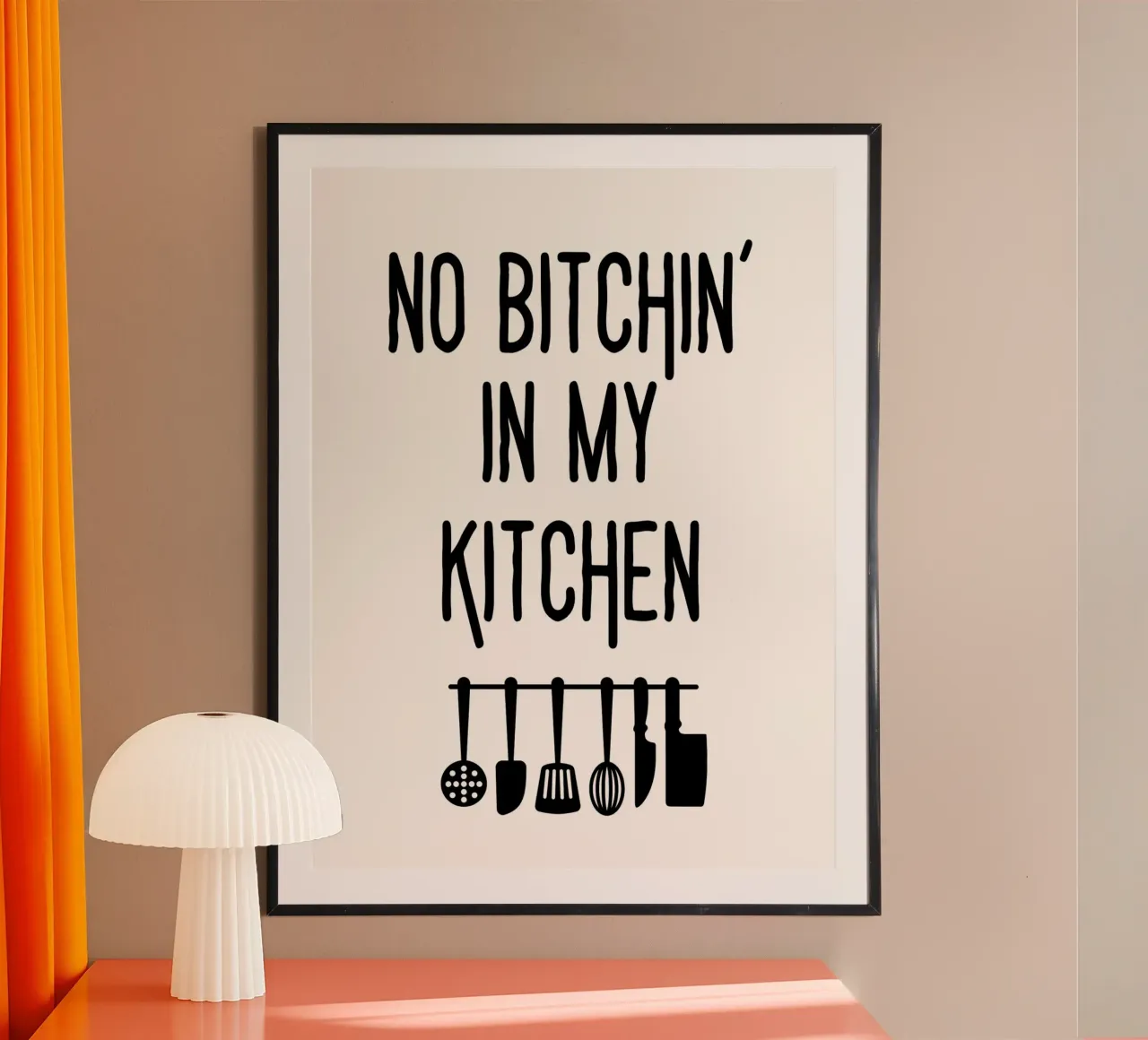 No bitchin' in my kitchen poster con telaio in legno da PinkCandyWalls
