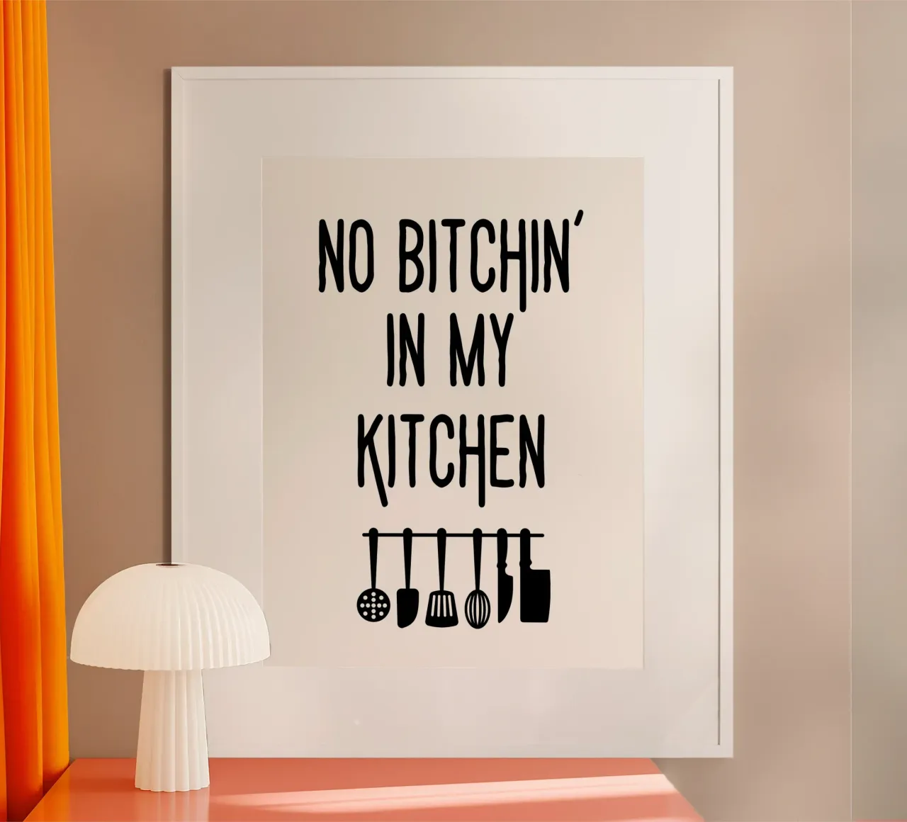 No bitchin' in my kitchen poster con telaio in legno da PinkCandyWalls