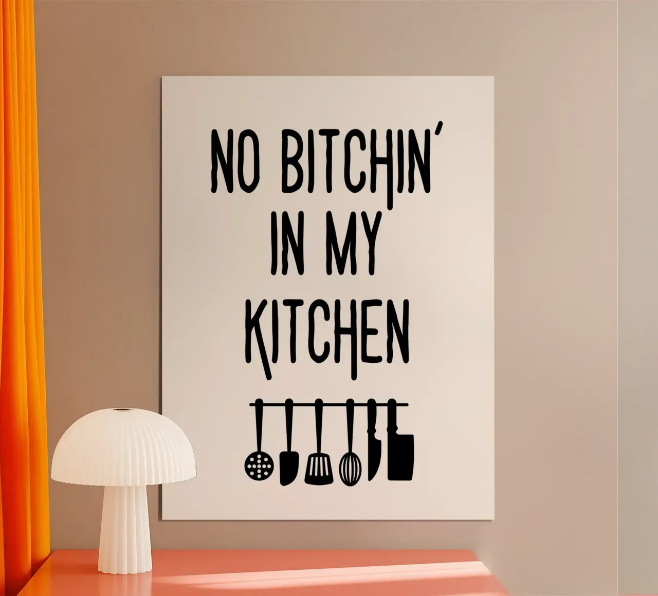 No bitchin' in my kitchen poster con telaio in legno da PinkCandyWalls